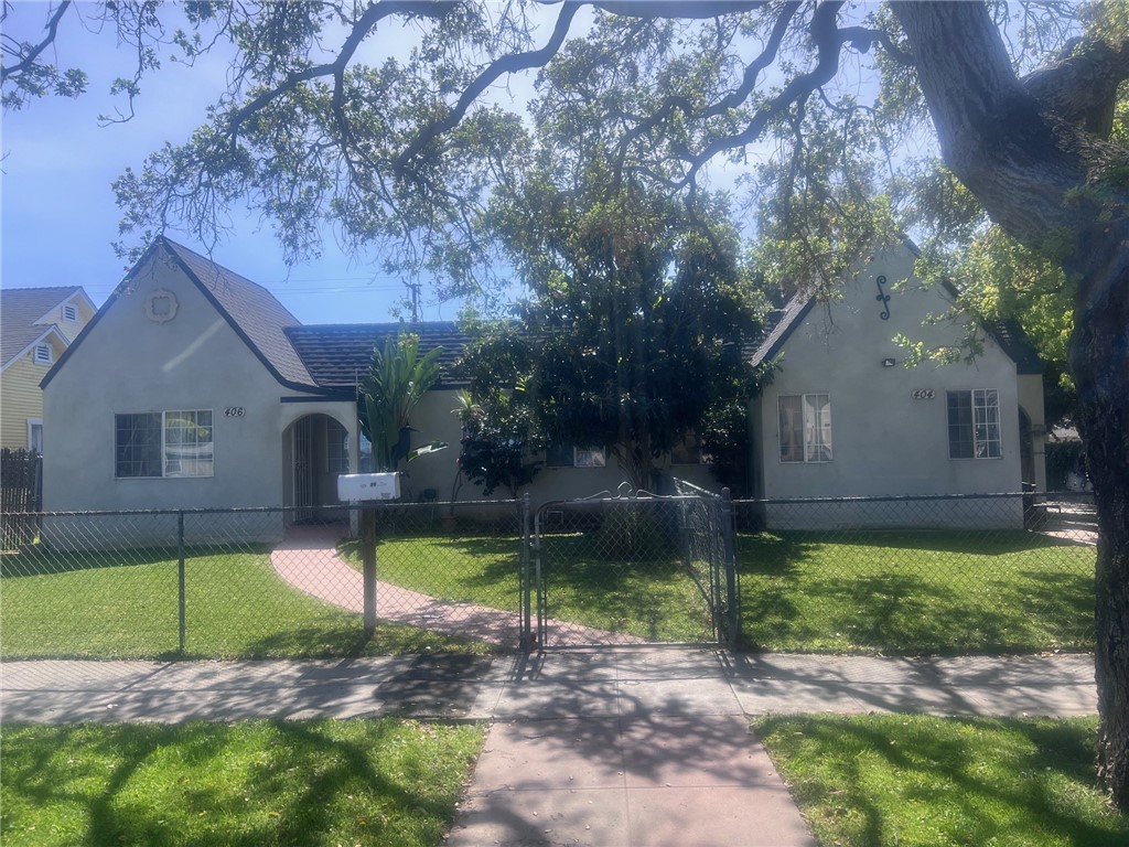 NICELY KEPT AND MAINTAINED DUPLEX IN A VERY DESIRABLE AREA OF SANTA ANA. TENANTS OCCUPY BOTH UNITS, IT WILL BE DELIVERED WITH TENANTS.
1031 Exchange at no cost to buyer/s.