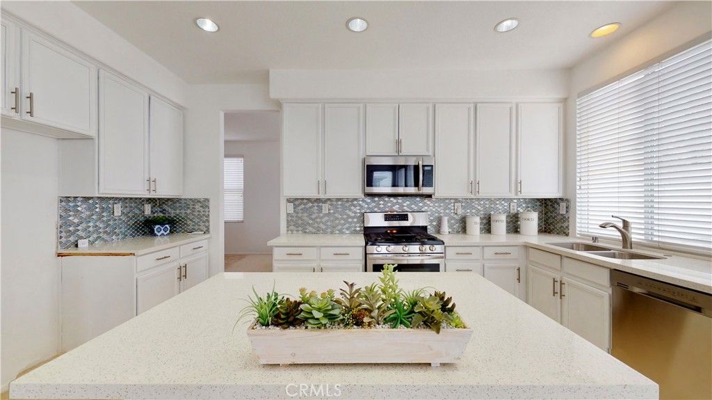 listing image 130723850366660111414