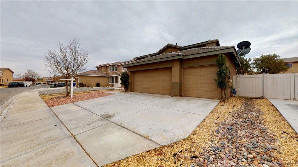 listing image 130722791006583556623