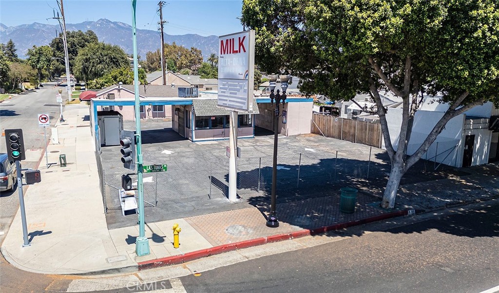 A hard to find free standing building is located at a traffic light corner of Las Tunas Drive and Encinita Ave, a major intersection in Temple City commercial area. The location provide high visibility, exposure and curb appear of your business.
The property is facing south and is surrounded by various businesses in the area. The future development may be but not limited to restaurant, fast food with on site parking, finance service institutions, businesses and professional office, general office, medical office, chiropractic or acupuncture office....Please consult City of Temple City for zoning and use requirements to satisfied your needs. The property to be sold "as is" condition.