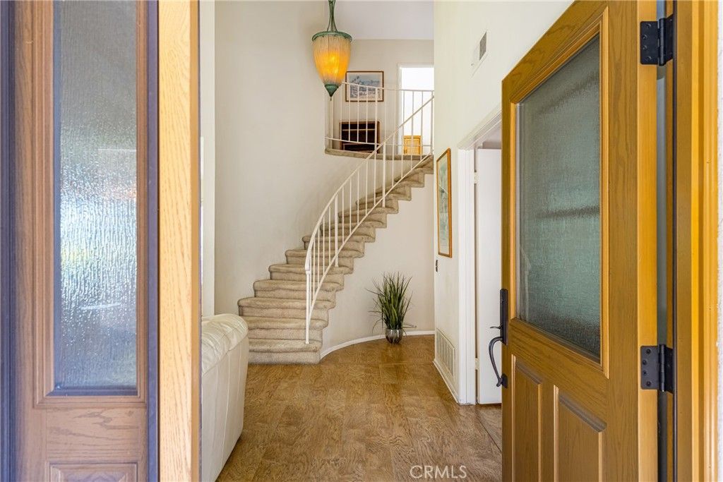 listing image 130724293501874363319