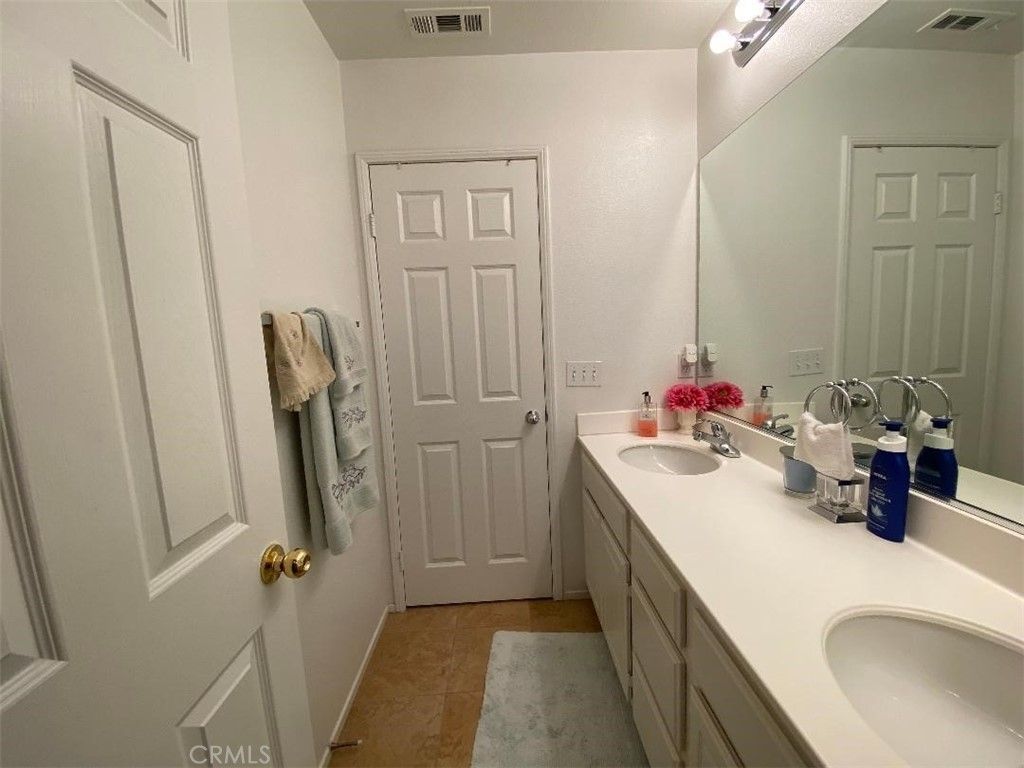 listing image 130722354062938252426