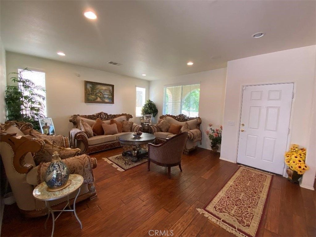 listing image 130728975872845971078