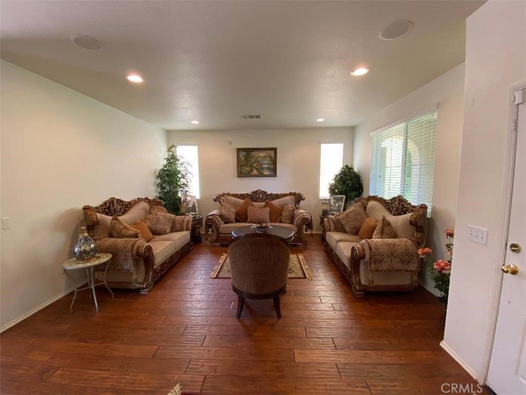 listing image 130720048943222350227