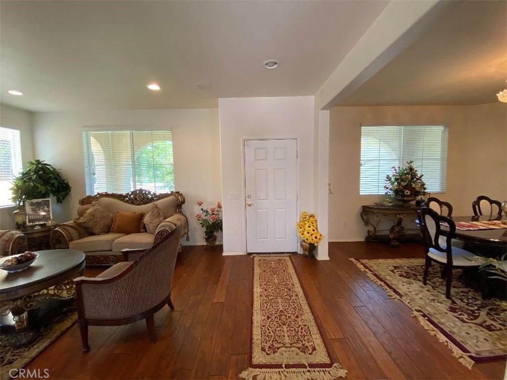 listing image 130725698394677072932