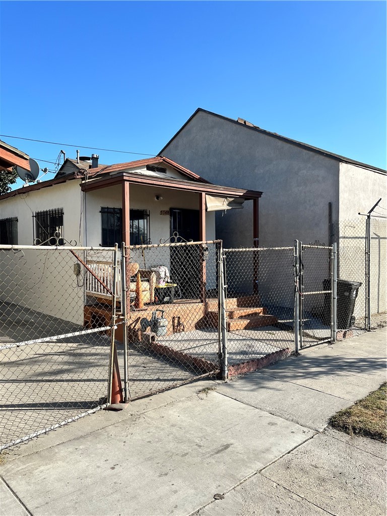 THIS PROPERTY CONSISTS OF 2 DUPLEX 5746 / 5748 2 BEDROOM 2 BATH EACH. FOR SALE IN LOS ANGELES WITH SECTION 8 TENANTS......HAS AMPLE
PARKING SPACE. PLEASE DONT DISTURB TENANTS. DRIVE BY ONLY. IT IS SOLD "AS IS CONDITION" SELLER WILL DO NO REPAIRS.....PROPERTY WILL BE DELIVERED WITH TENANTS. THIS IS THE BEST PRICE FOR A DUPLEX. SELLER HAS THE FLEXIBILITY TO NEGOTIATE ON THE BEST AND HIGHEST
REASONABLE OFFER.