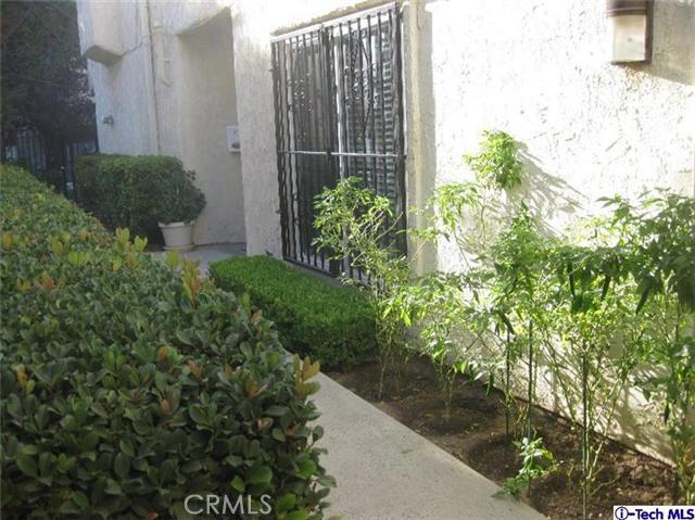 only 4 units in building, first market in 25 years, over size two master suite, 3rd bedroom converted to family room with a wet bar,2 car attached garage convenient to kitchen,easy to bring in groceries,