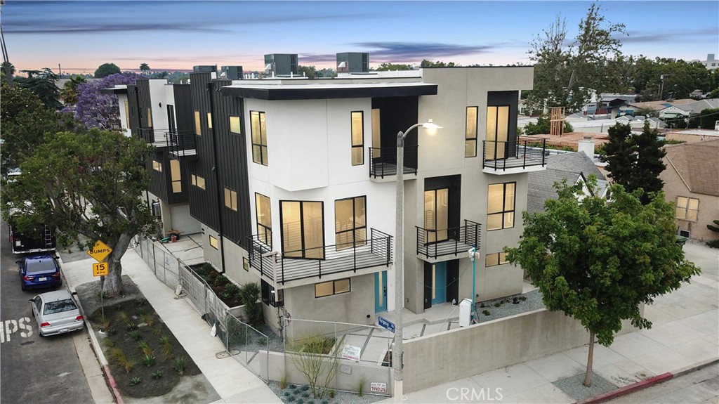 View Los Angeles, CA 90016 townhome