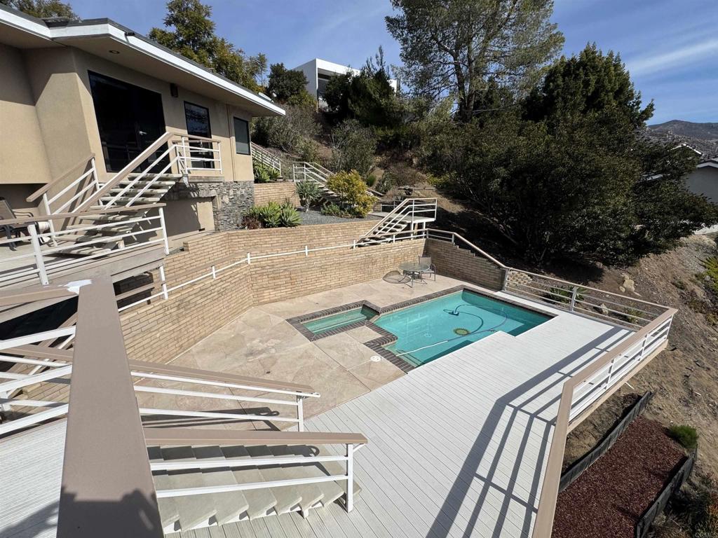 2552 Singing Vista Way