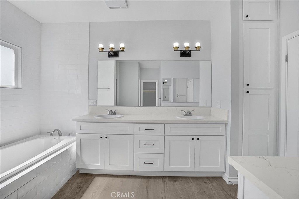 listing image 130727506944376268766