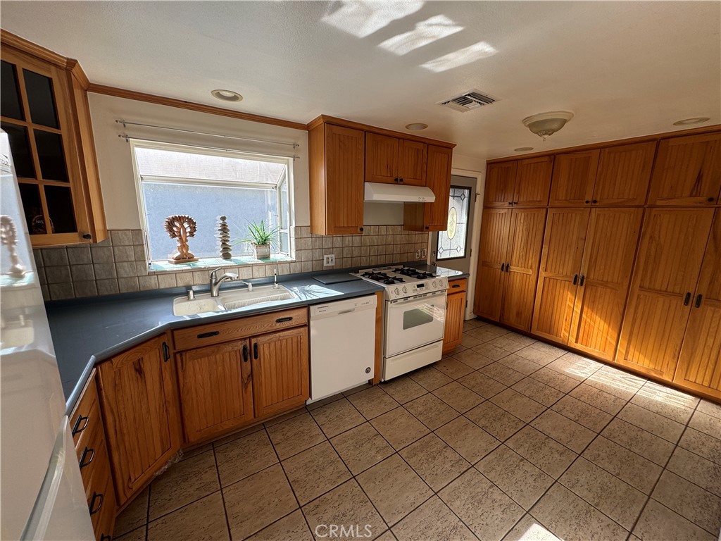 Photo 4 of 25 of 12913 Whitewood Avenue house