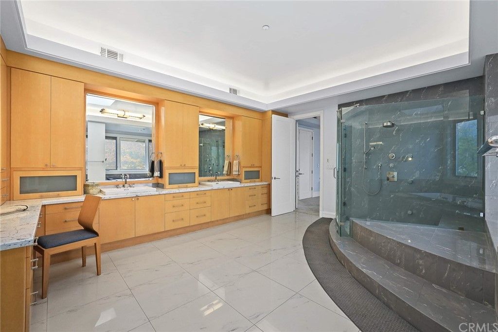 listing image 130725696489052119313