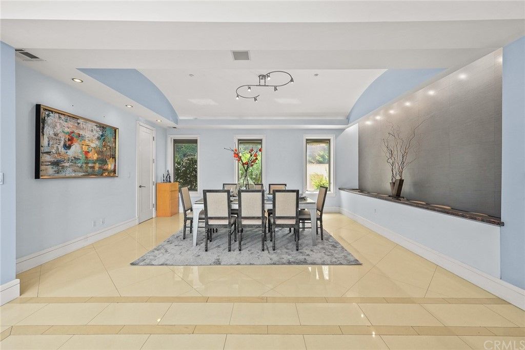 listing image 130721576391612370249