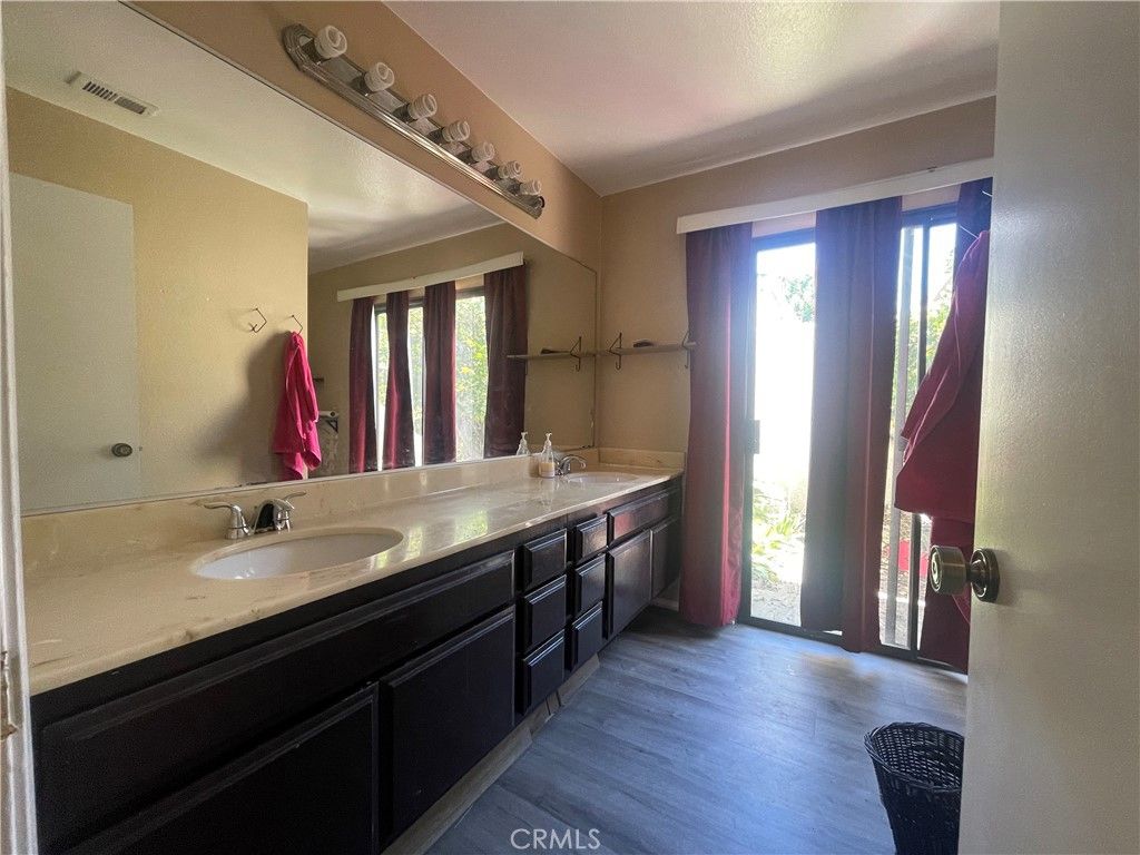 listing image 130728577513991795401