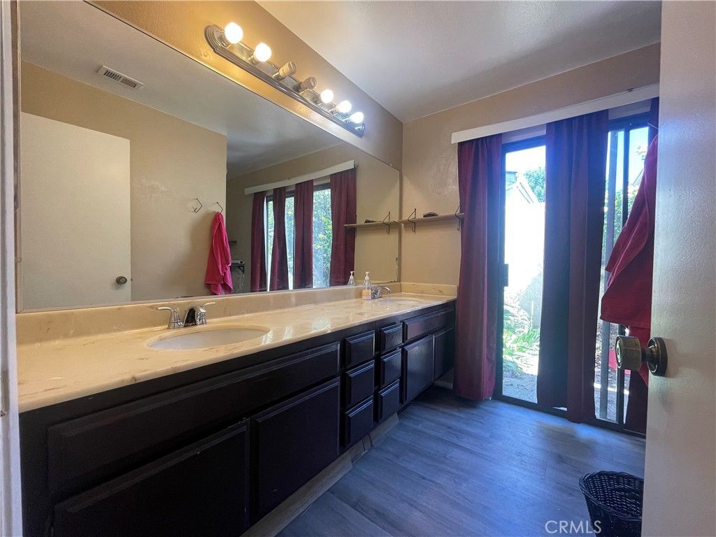 listing image 130727692939082979581