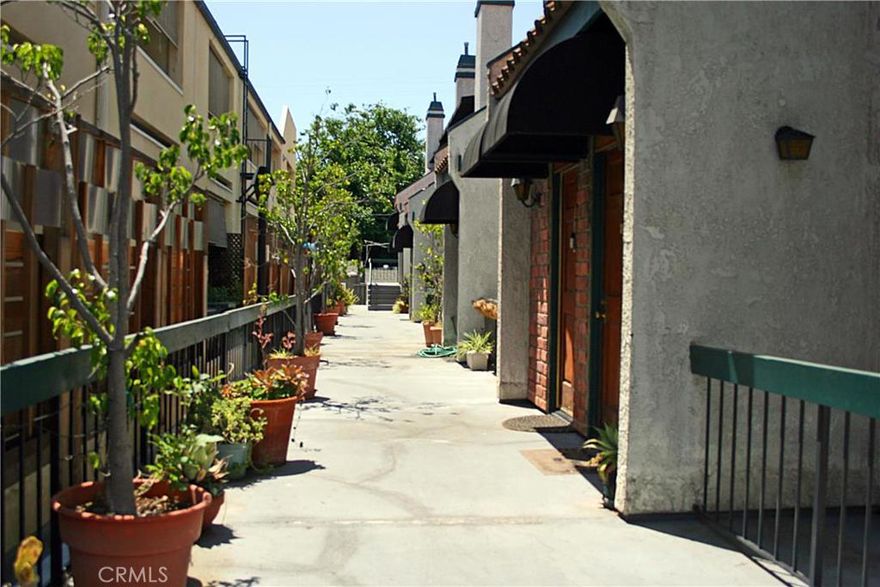 Beautiful Colfax Meadows 2 Bedrooms + Den townhouse in one of the premiere neighborhoods of Studio City.  Walking distance from Tujunga Village shops and restaurants.  Near  CBS & Universal Studios, prestigious Carpenter school and Walter Reed.  This spacious townhouse has hardwood floors on the first floor with formal dining area and a wet bar.  Large gourmet remodeled kitchen with granite counter top and breakfast area.   Upstairs has two master suites with private balcony.  Laundry in the unit.  Security garage with two side by side parking and storage area. Small complex with only six units.  Very low HOA dues.