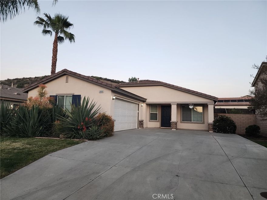 Beautiful Single-Story home. This 3 bedroom 2 bathroom home is move in ready!! The backyard is very spacious with a nice patio to enjoy. Interior has an open concept with wood flooring throughout and all bedrooms have new carpet....