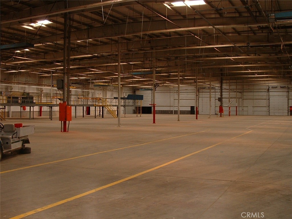 Commercial warehouse, 30 ft high ceilings, sprinklered, all high efficiency lighting, Roll up door, 2 restrooms. Lots of parking. Community recessed hydraulic docks. NNN are $0.095 psf
