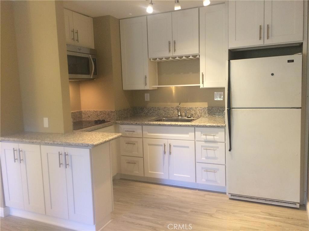 Great studio condo in a secured building & gated garage with lush courtyard, gym, tennis court, swimming pool, spa, BBQ area, subterranean parking, on site laundry! Close to shopping, entertainment, CSLB, VA. Unit has been upgraded. Enjoy peaceful environment looking out to a beautiful landscape from the balcony.
