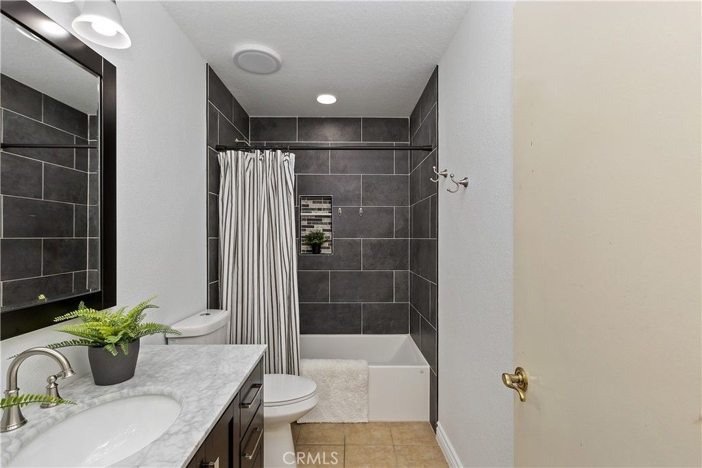 listing image 130728844562284736175