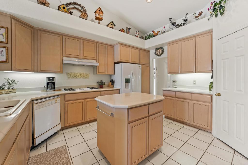 Photo 13 of 23 of 40900 Avenida Estrada house