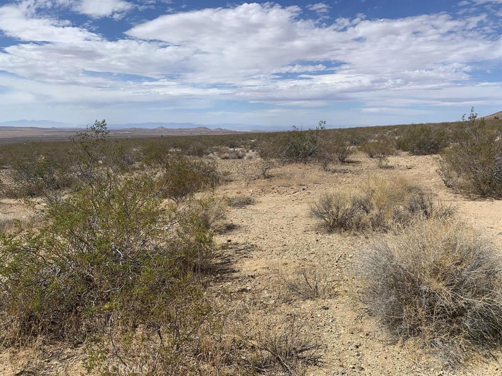 Well priced 10-Acre lot in El Mirage. Great for recreation with lots of privacy. Hold for possible appreciation or keep as your own private get away. Buyer to conduct their own Due Diligence with regard to land use, zoning, etc. Use coordinates 34.636072,-117.640148