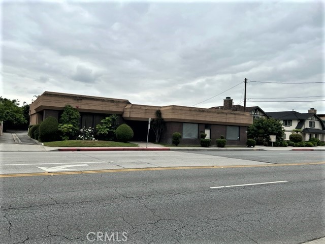 Big Price Dropped to $1.69 per SF for quick lease (less than $0.30 per SF from original leasing price). Property located on popular Duarte Road. Just few minutes from city of Arcadia. Plenty of parking. Easy entry to parking from 3 different entrances. Has 2 private restrooms. Open space. Total is 2,500 SF. Minimum 2-year lease term.