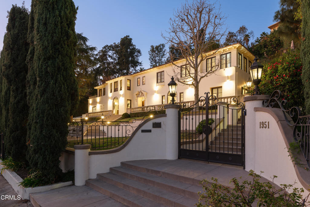 Properties 1 1951 N Saint Andrews Place
