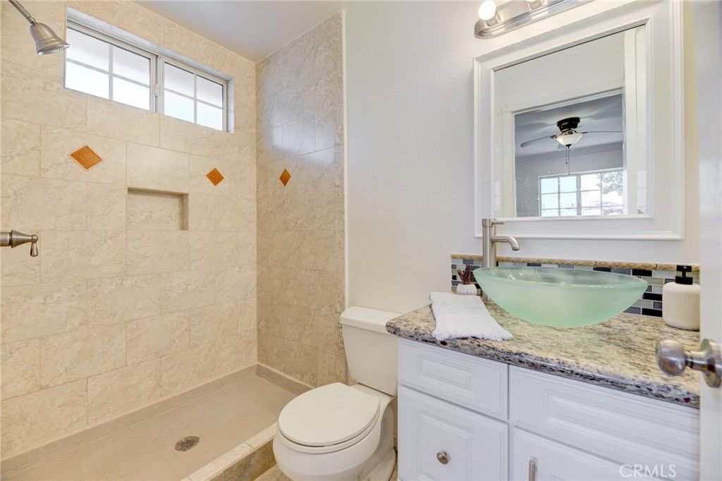 listing image 130721384656616525281