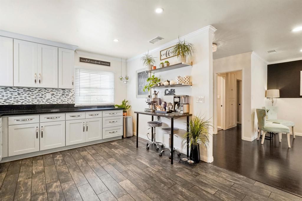 listing image 130727771702406351445
