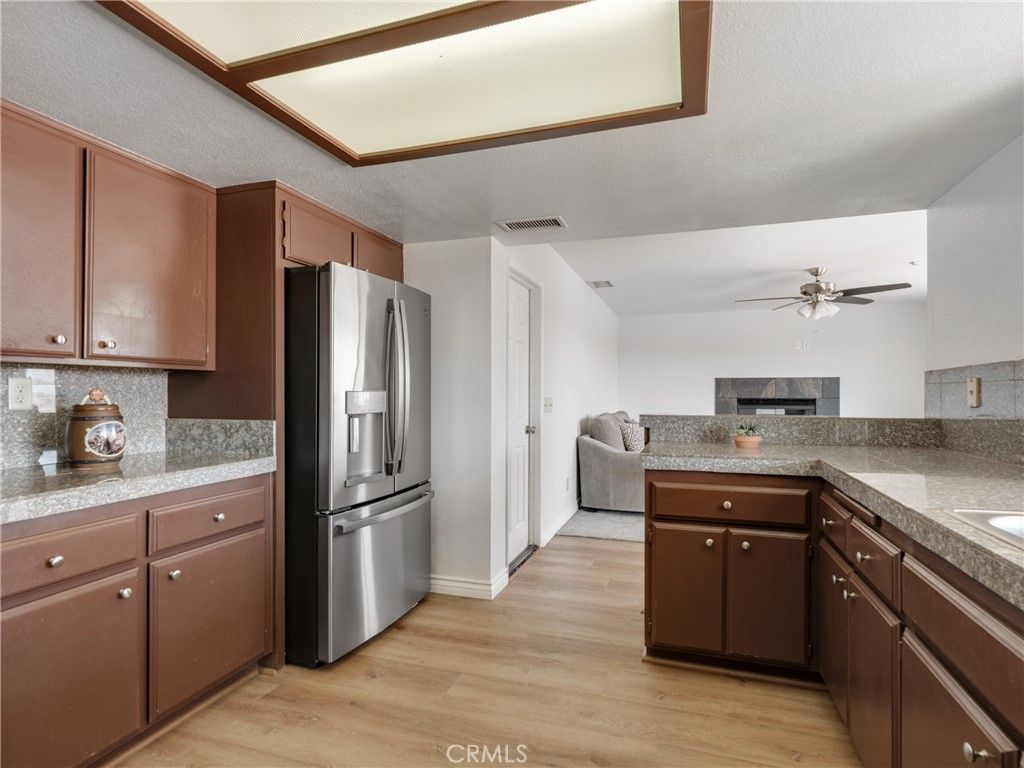 listing image 130721674005253438273