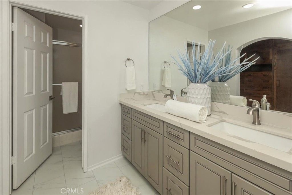 listing image 130722549431155311281