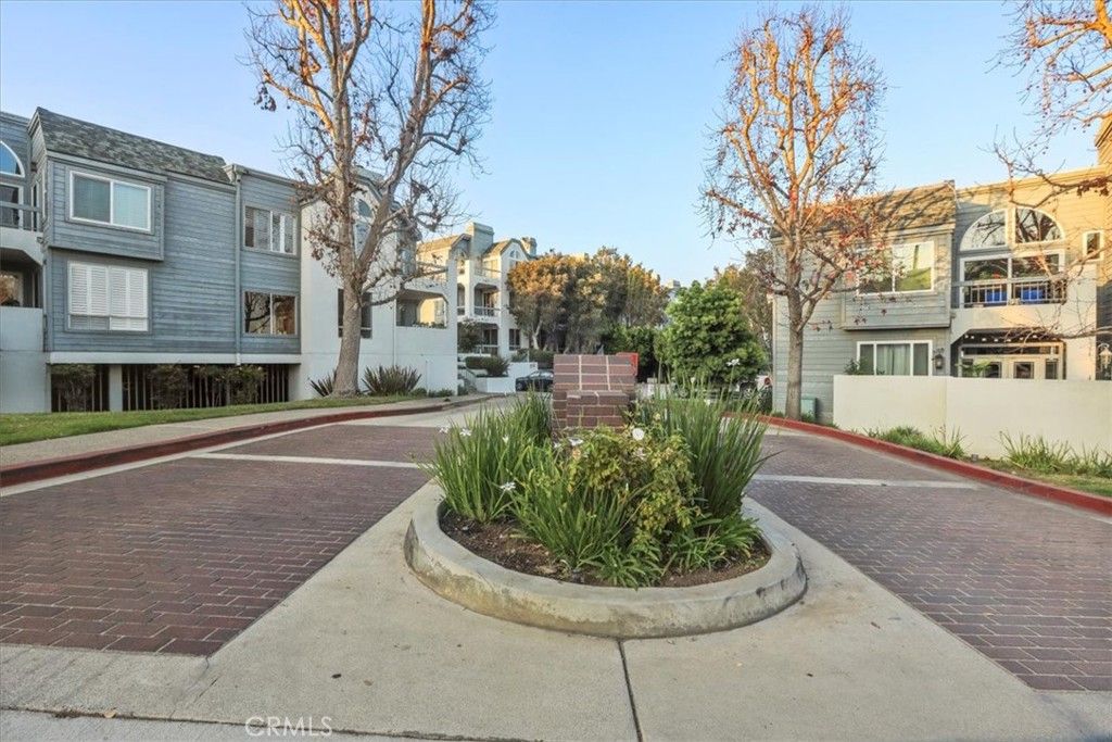 listing image 130726513985286632412