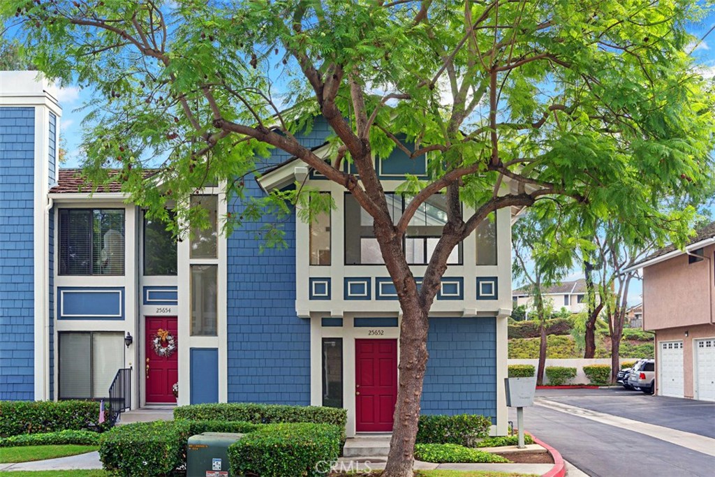 Great carriage unit above the garage. Clean and ready to move right in. Upper end unit with balcony. Updated condo in the beautiful, highly desired community of Sparrow Hill. This home is bright with 2 spacious bedrooms and 1 full bath with an open layout. No one above or below. Large kitchen includes upgraded counter tops and oversize pantry. Bright living room with access to the patio, skylight and vaulted ceilings. The unit features a laundry room off the hallway with plenty of storage. Once upstairs, the unit is all one level, the one car garage has direct access to the home. Enjoy the amenities of this wonderful community offering a pool, spa, and tennis court.
