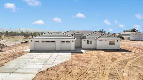 8698 Oakwood Avenue Hesperia CA 92345