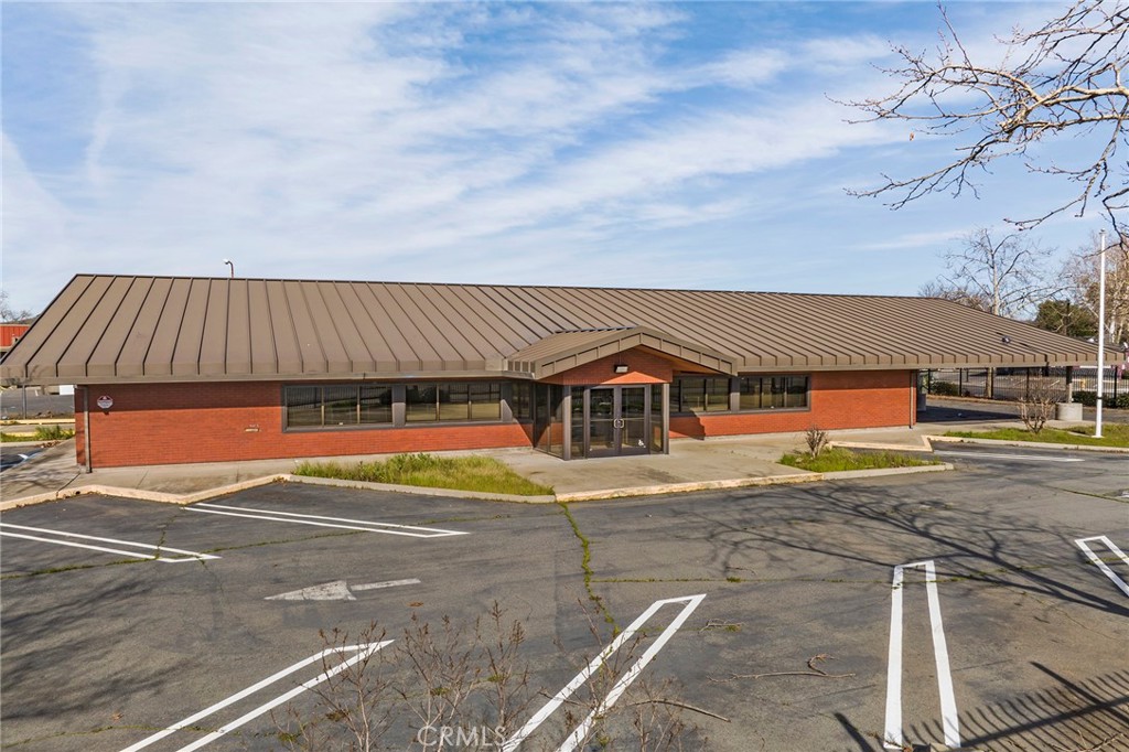 Stand alone office / medical building right off Hwy 70 with private and secure parking. Includes multiple private offices, breakroom, conference room, and open bullpen area. Previously occupied by AAA. Improvements available and property can be expanded to 4,500 SQ FT if needed.