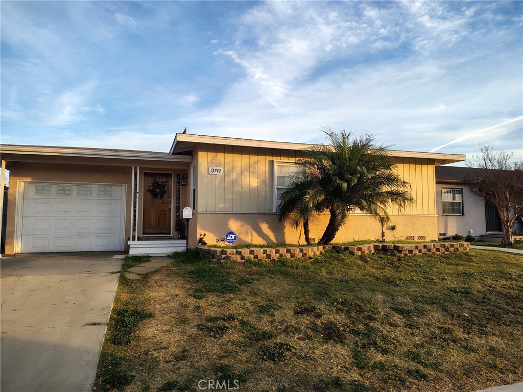 WONT LAST! BEAUTIFUL HOME IN THE HEART OF THE FRIENDLY BELLFLOWER CITY!
NEAR FWYS, SCHOOLS, BUYER TO DOTHEIR OWN INVESTIGATION SHOPPING CENTERS, RECREATION PARKS, AND MORE.