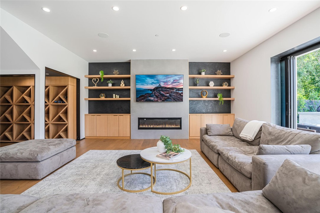 Properties 4 5141 Varna Avenue