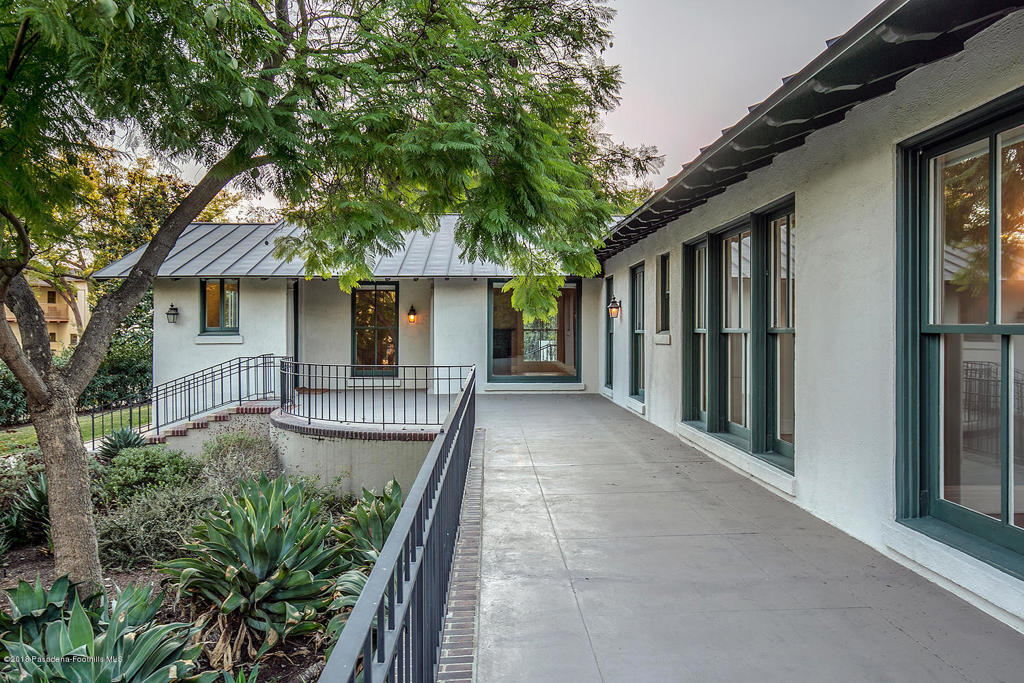 Properties 1 1425 Wentworth Avenue