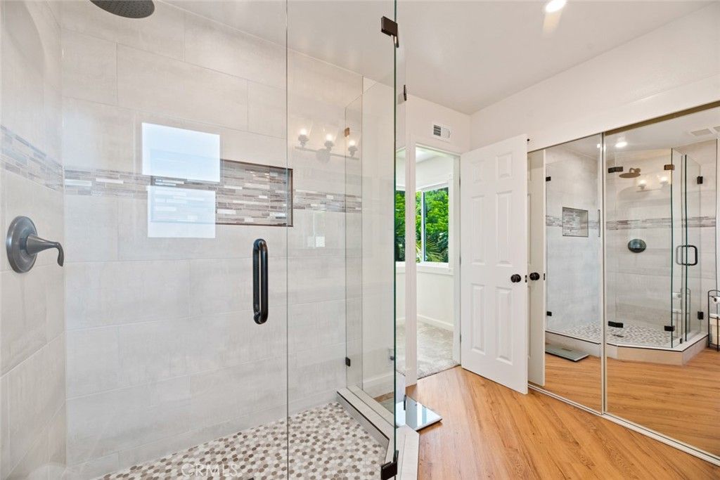 listing image 130729544203402465340
