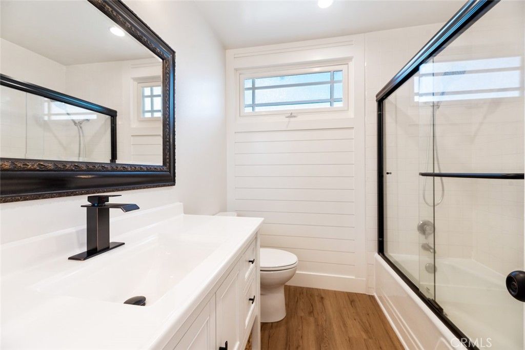 listing image 130728480180099489415