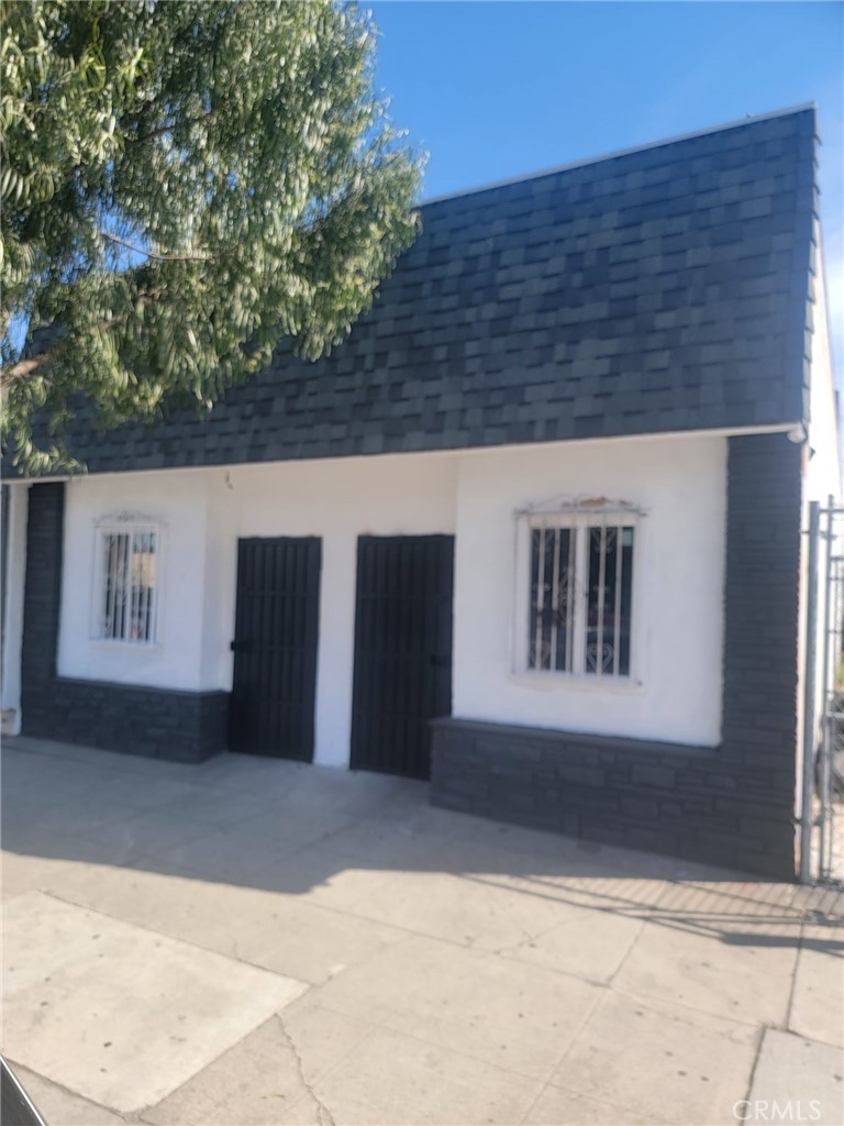 This flex retail/office space boasts excellent visibility and accessibility, situated in a high-traffic area of East Los Angeles. Zoned LCC3, the property features a newer roof, high ceilings, and a gated backyard. The space has the potential to be divided into two separate stores. Buyers are advised to verify with the city regarding the property's intended use.