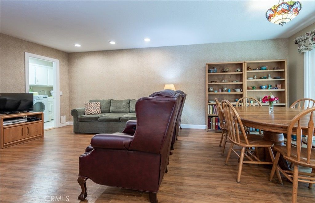 listing image 130724790008369532229