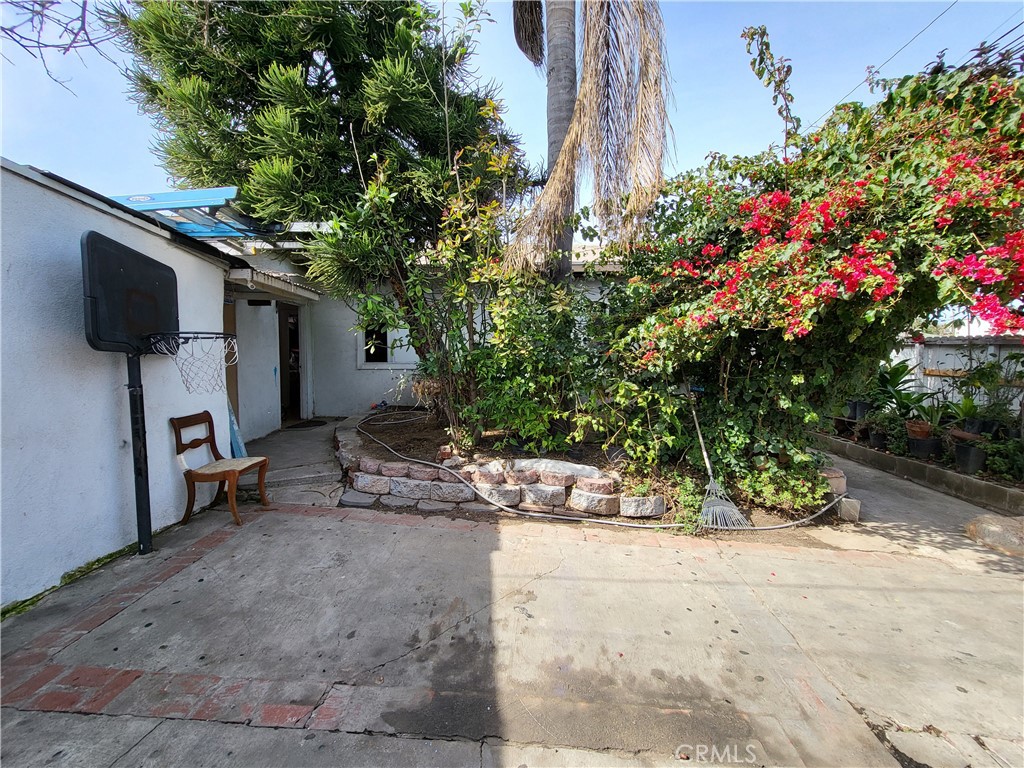 Home on a commercial lot, this property has a kitchen, living area, 3 rooms used as bedrooms and 1 bathroom with a detached garage. Close proximity to shopping centers, minutes away from LAX, Sofi Stadium and Kia Forum.