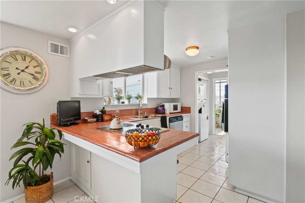 Photo 8 of 16 of 15312 S Normandie Avenue 201 condo