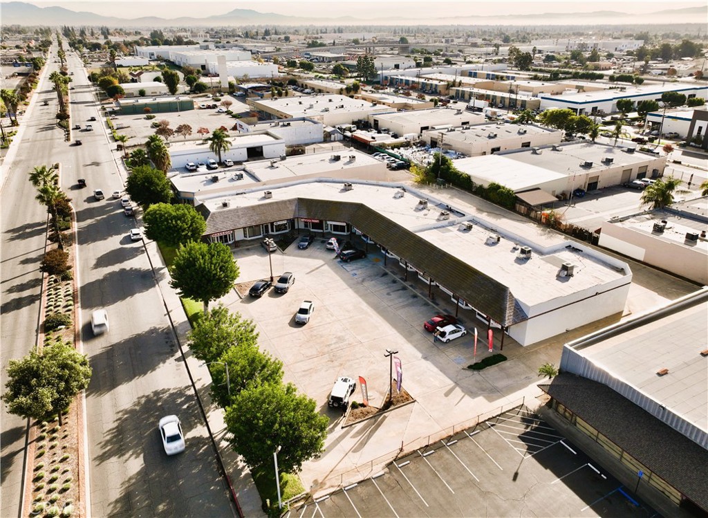 Affordable Rent and Great Start Up Location. The Newly renovated Holt Plaza with high visibility retail building is located on busy Holt Boulevard. There is one suite available of approximately 1,109 square feet.
Conveniently located with easy access to CA-60 & I-10 freeways. Prime retail corridor surrounded by well-known national brands such as CVS, Starbucks, 7-Eleven, and more. Adjacent to the newly constructed Realogic Business Center.