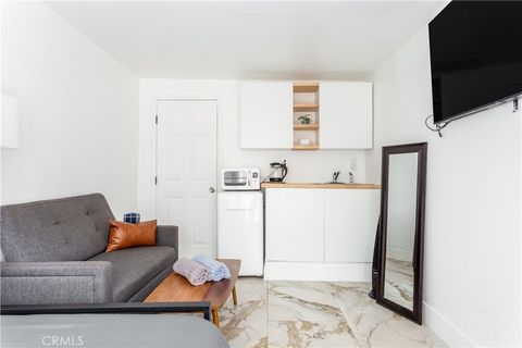 Photo of 14818 Round Valley Drive #C, Sherman Oaks, CA 91403 (MLS # SR25011973)