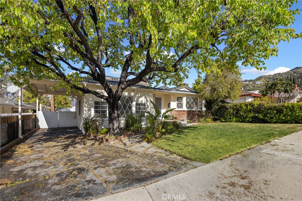Photo 11 of 59 of 1035 E Valencia Avenue house