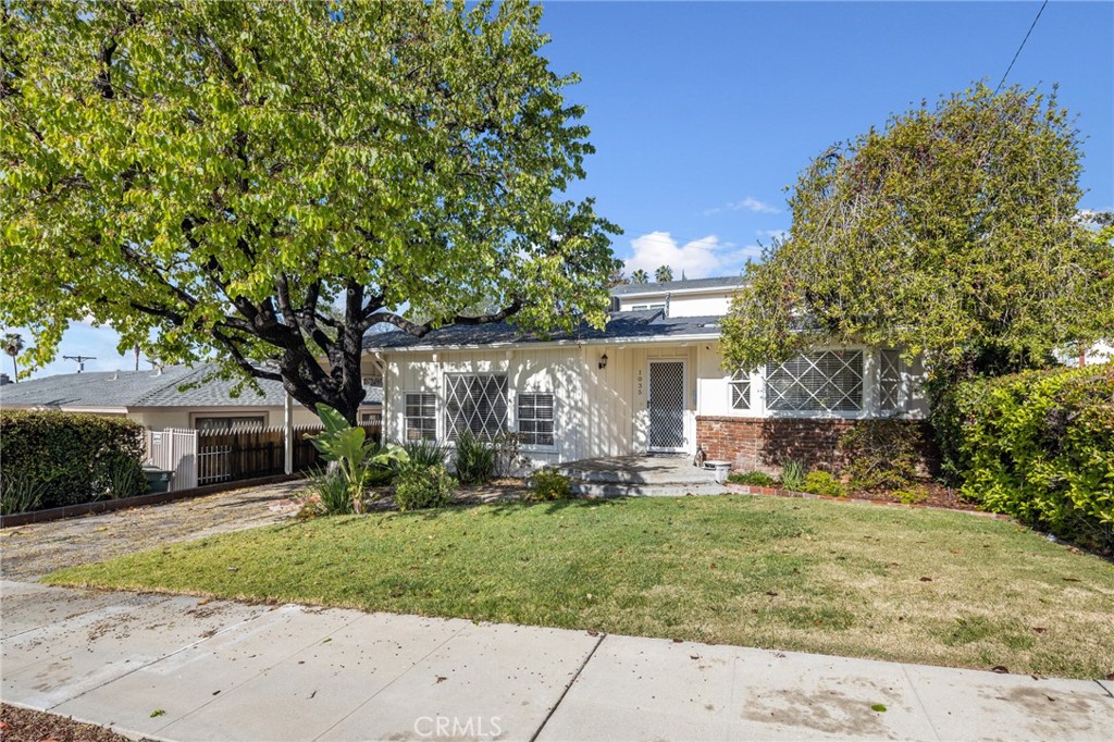 Photo 10 of 59 of 1035 E Valencia Avenue house