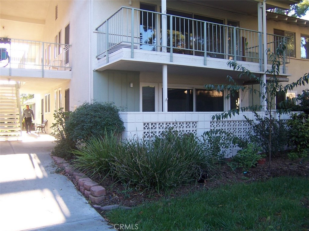 GREAT LOCATION SURROUNDED BY GREEN GRASS, TREES, AND SHRUBBERY. MANY UPGRADED, KITCHEN CABINETS RAISED,SMOOTH CEILING, FRESHLY PAINTED. NEW CARPET. DOUBLE PANE WINDOWS AND DOORS. STACKED WASHER/DRYER. LAMINATE IN DINING AREA AND HALL. TILED PATIO
PERFECT HOME TO ENJOY ALL THE AMENITIES OF THIS LOVELY VILLAGE. SOMETHING FOR EVERYONE.